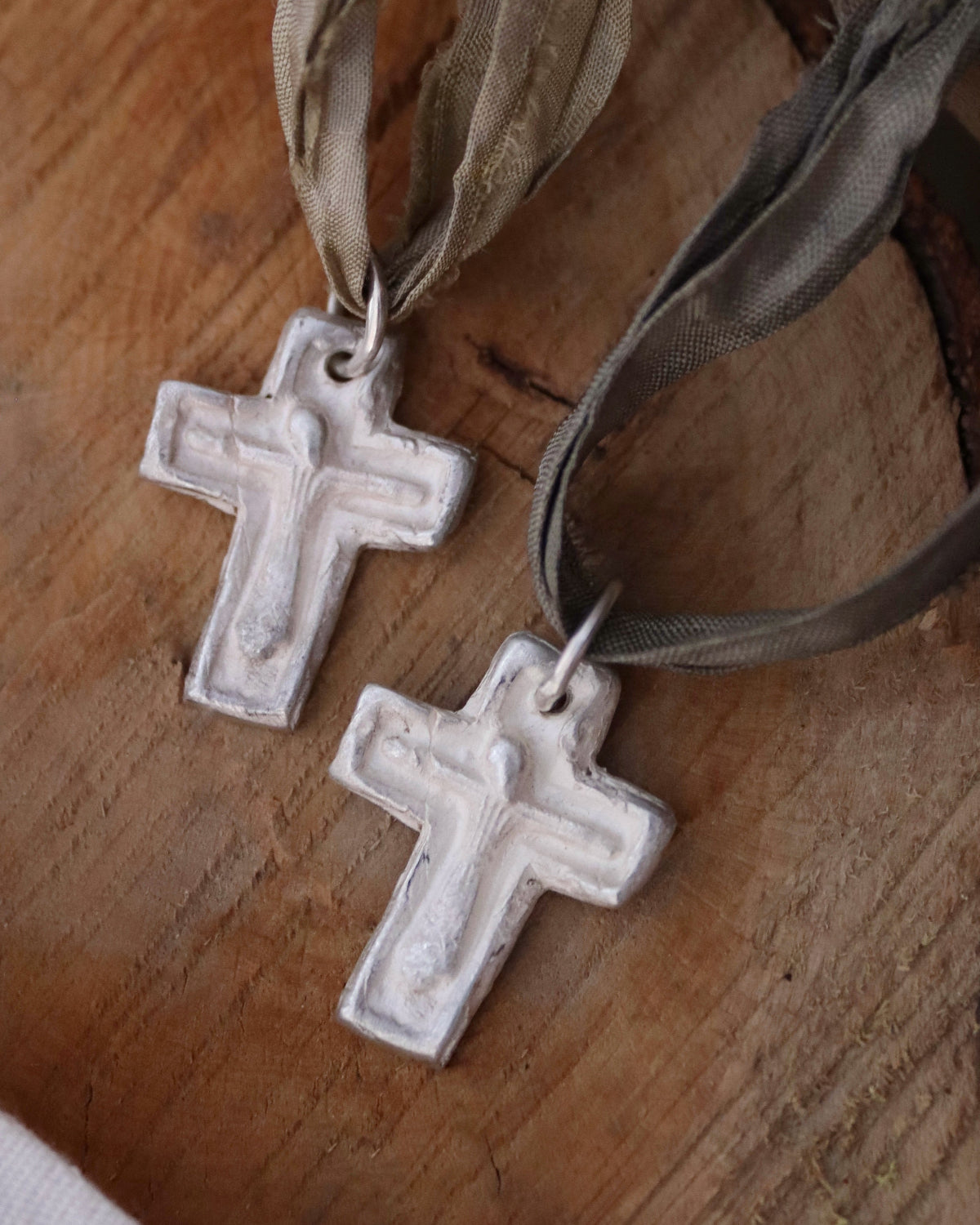 Cruz rústica en plata. Hecha artesanalmente en España por Sandra Bellew.