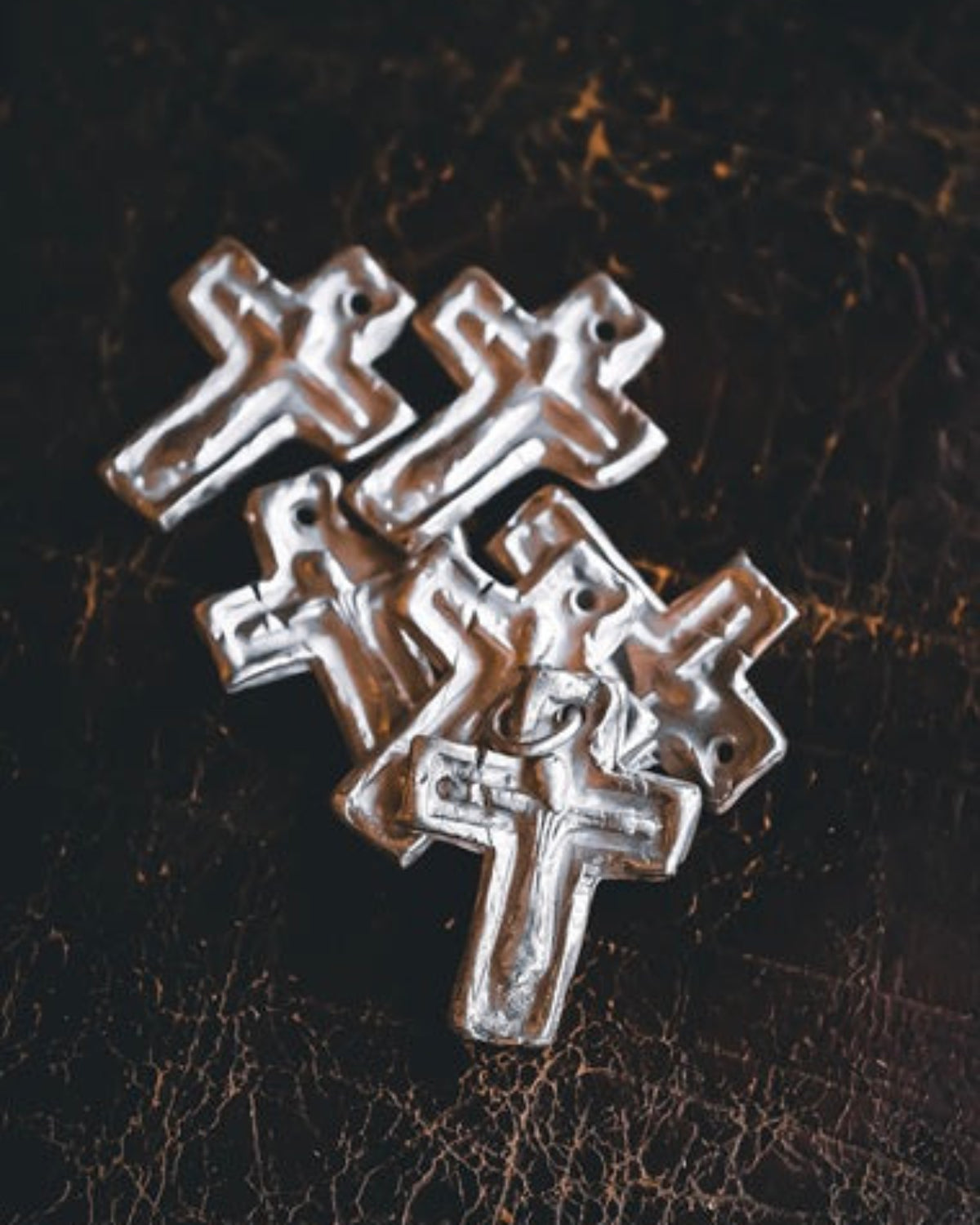 Cruz rústica en plata. Hecha artesanalmente en España por Sandra Bellew.
