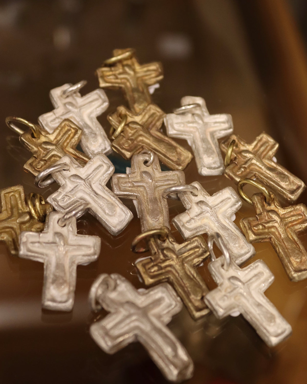 Cruz rústica en plata. Hecha artesanalmente en España por Sandra Bellew.