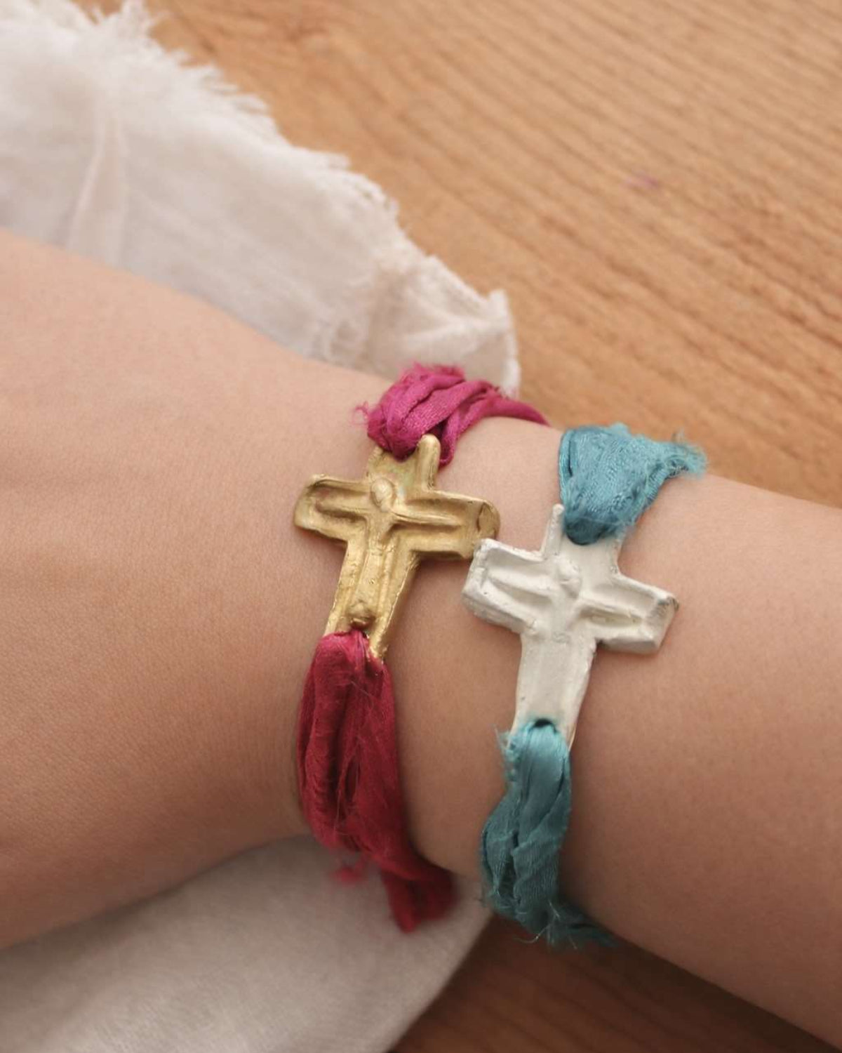 Pulsera rústica de cruz en latón y en plata. Hecha artesanalmente en España por Sandra Bellew.