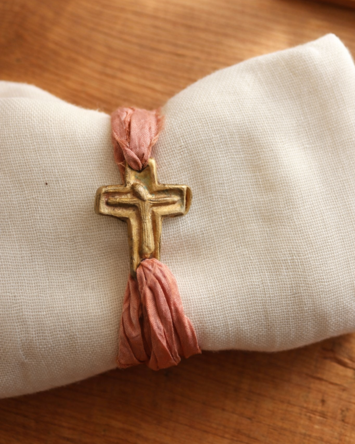 Pulsera rústica de cruz en latón y en plata. Hecha artesanalmente en España por Sandra Bellew.