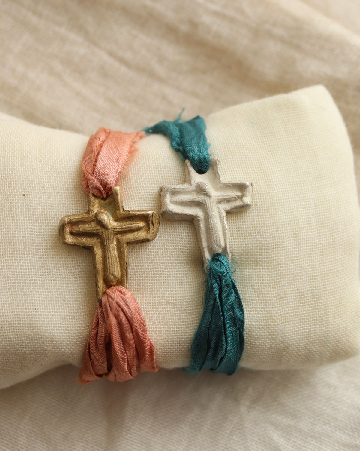 Pulsera rústica de cruz en latón y en plata. Hecha artesanalmente en España por Sandra Bellew.