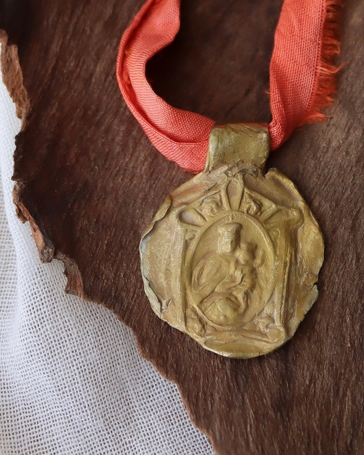 Virgen del Carmen Colgante - Latón dorado
