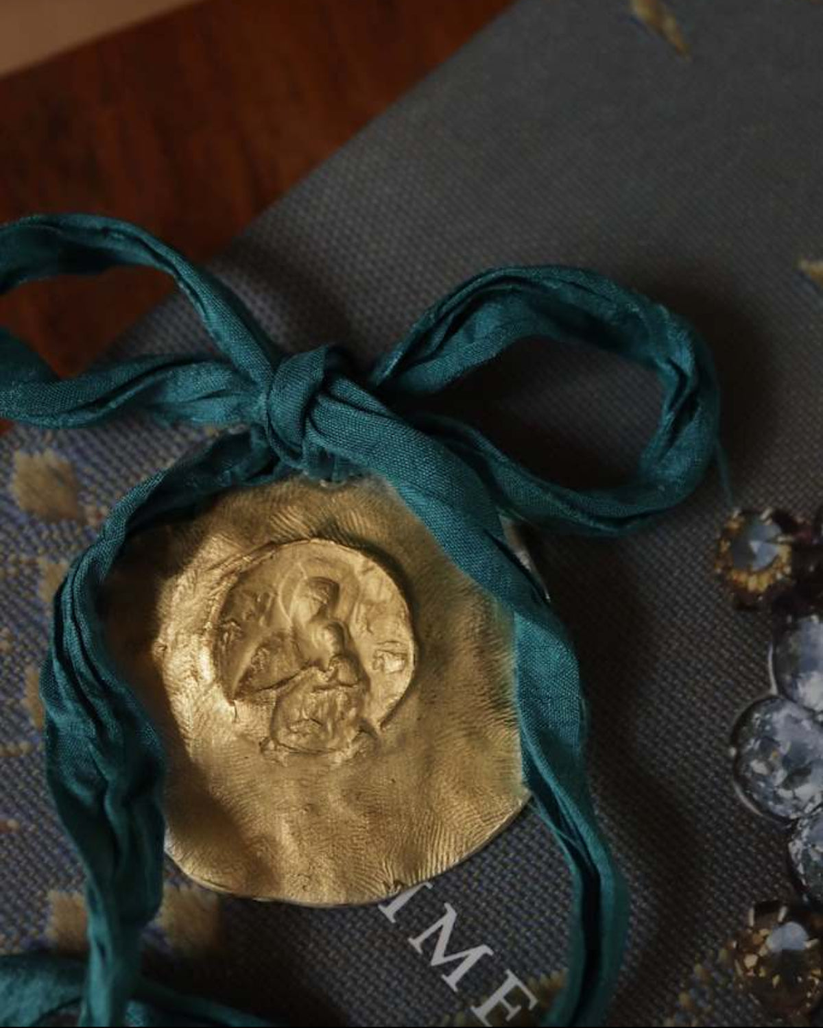 Medalla rústica de Nuestra Señora del Perpetuo Socorro en latón. Hecha artesanalmente por Sandra Bellew.