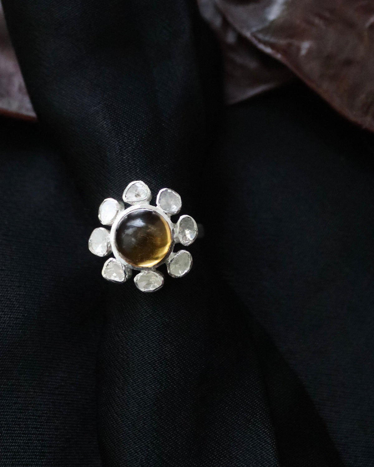 Anillo de diamantes con cuarzo citrino en plata. Diseñado por Sandra Bellew.
