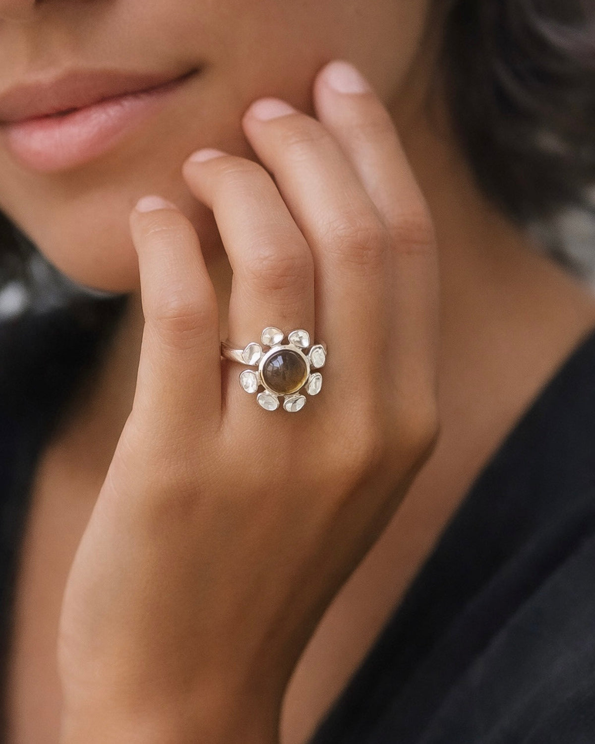 Anillo de diamantes con cuarzo citrino en plata. Diseñado por Sandra Bellew.