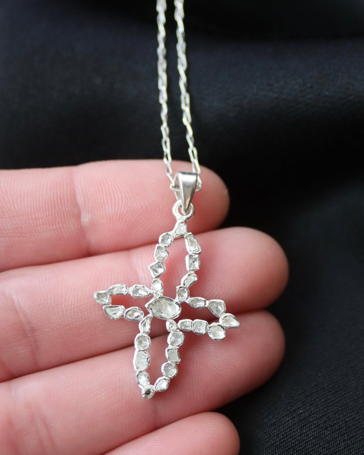Colgante de Diamantes con forma de Cruz. Diseñado por Sandra Bellew.