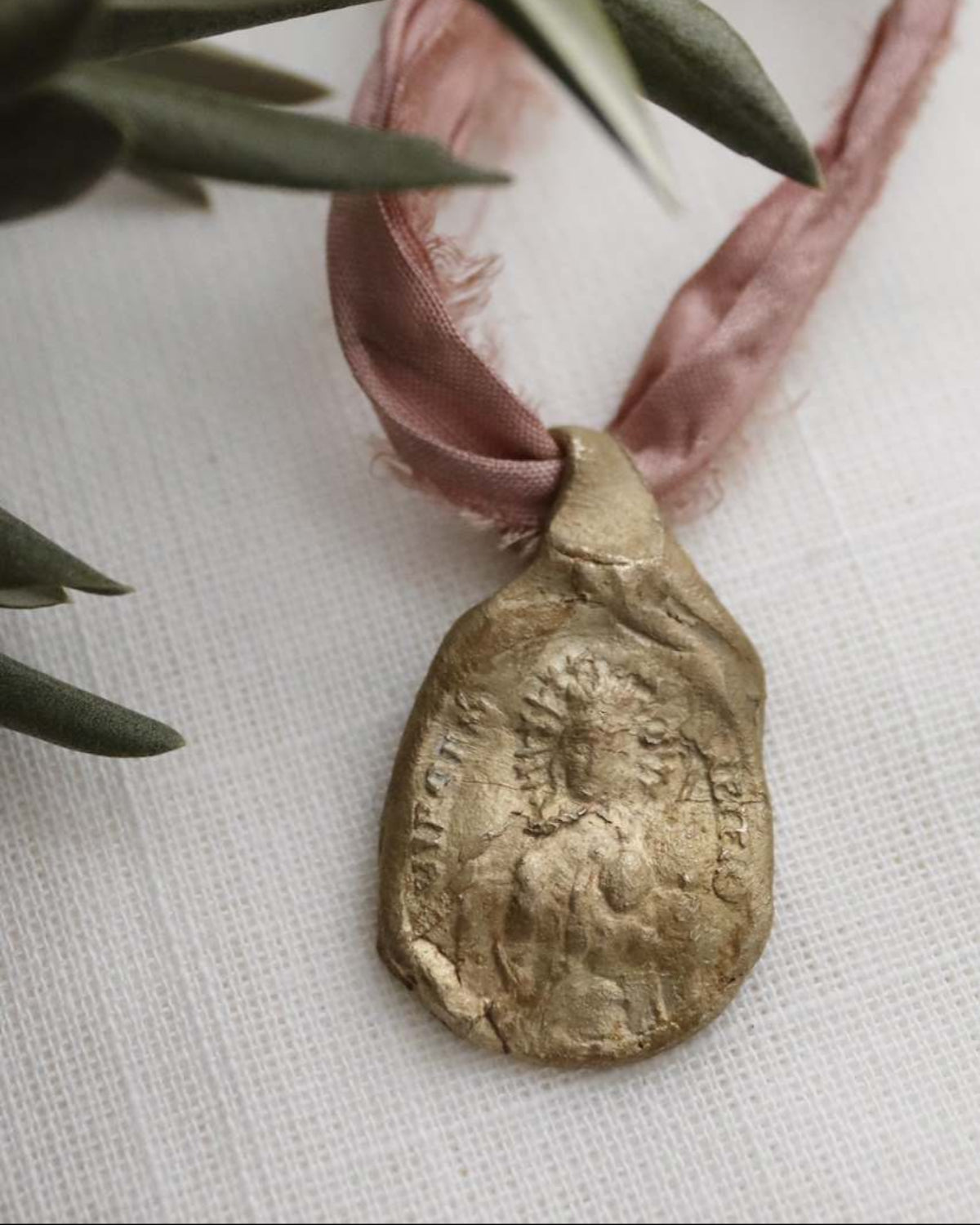 Azkoitia Virgin Pendant - gold-colored brass