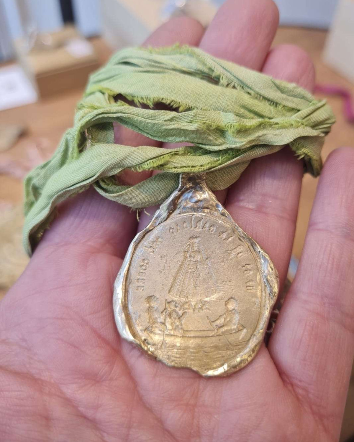 V. de la Caridad del Cobre Colgante - Latón dorado