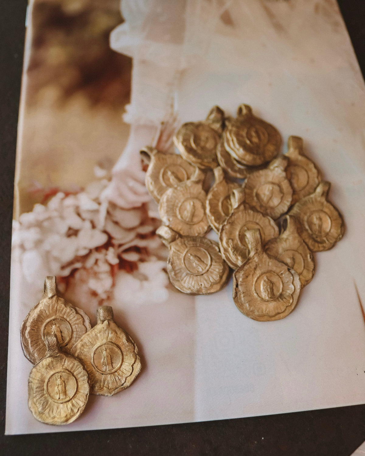 Medalla rústica de Santa Cristina en latón. Hecha artesanalmente en España por Sandra Bellew.