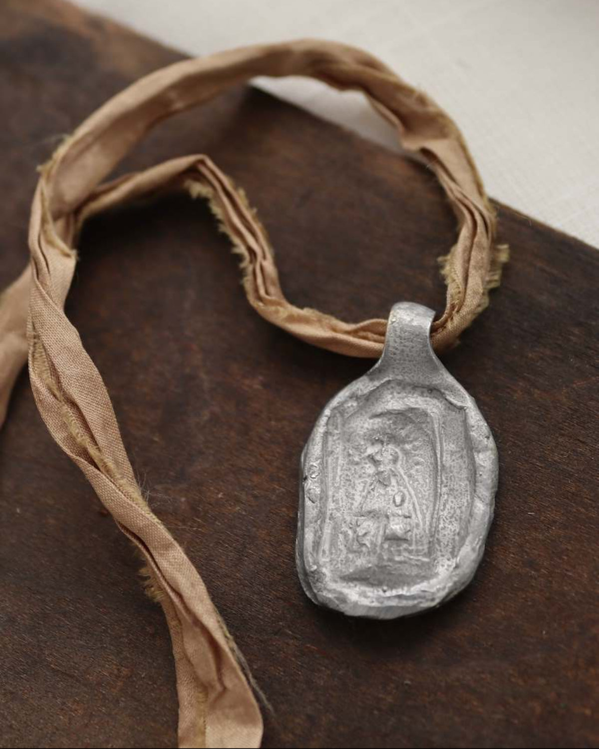 Medalla rústica de la Virgen Blanca en plata. Hecha artesanalmente en España por Sandra Bellew.