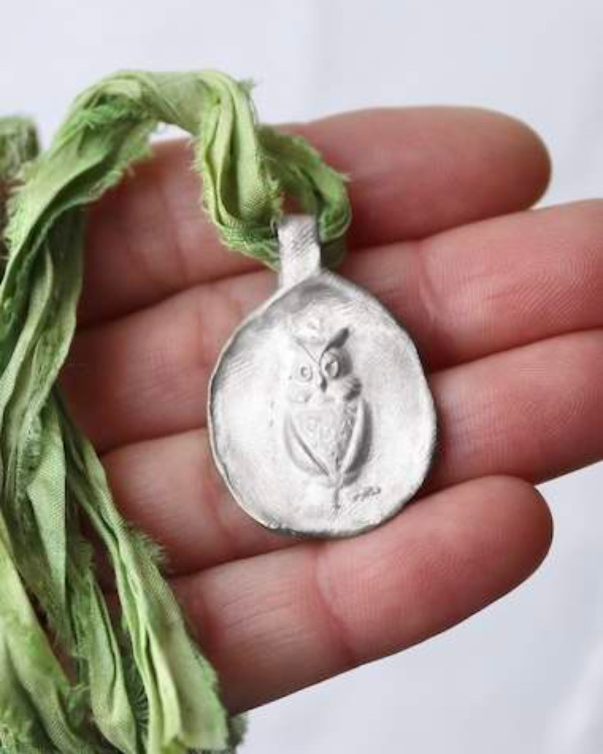Colgante rústico con imagen de buho en plata. Hecho artesanalmente en España por Sandra Bellew.