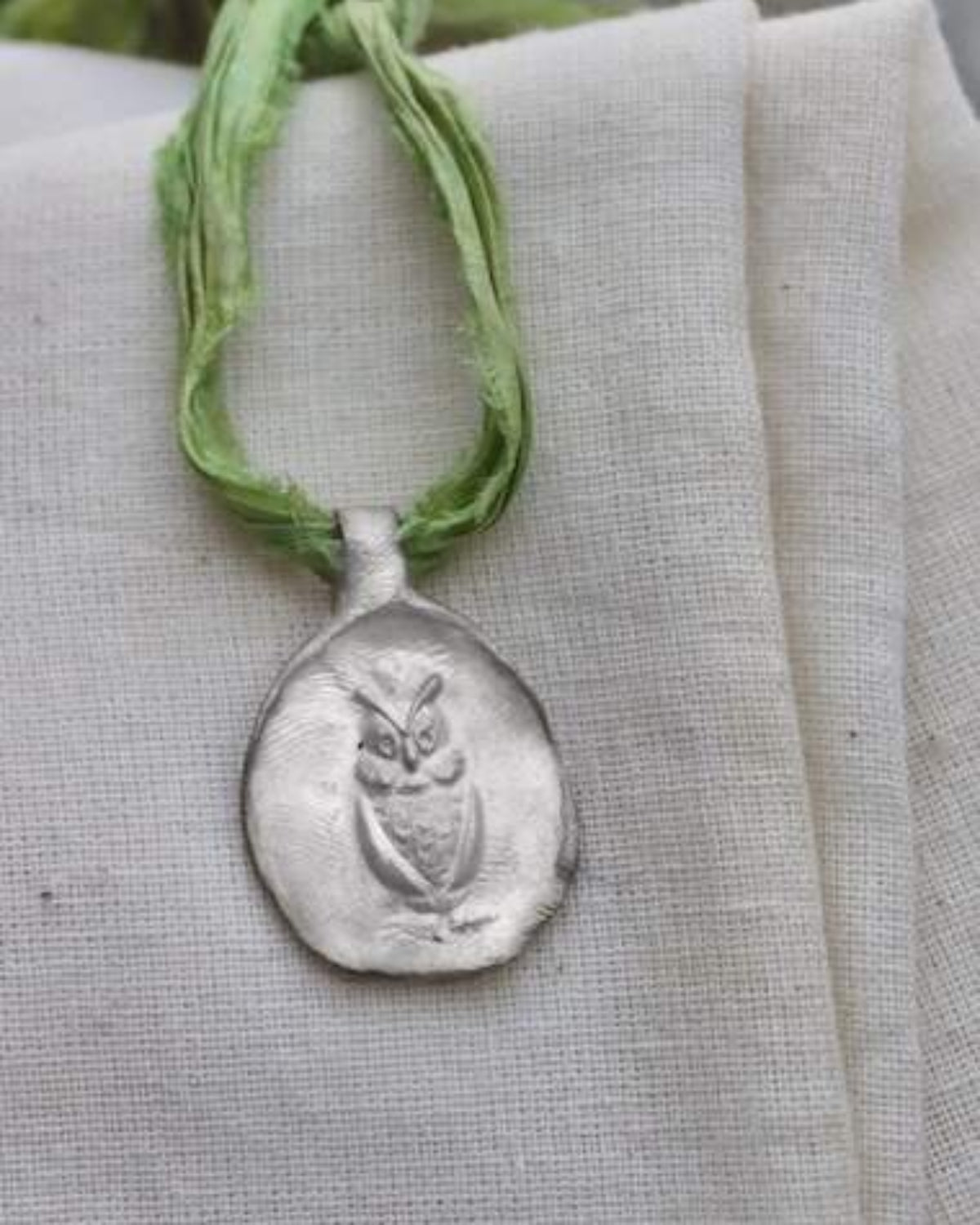 Colgante rústico con imagen de buho en plata. Hecho artesanalmente en España por Sandra Bellew.
