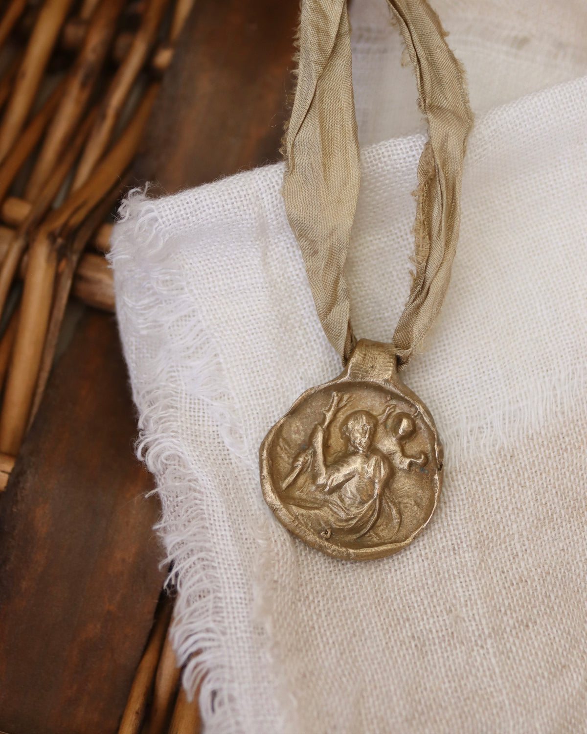Medalla rústica de San Cristóbal en latón. Hecha artesanalmente en España por Sandra Bellew.