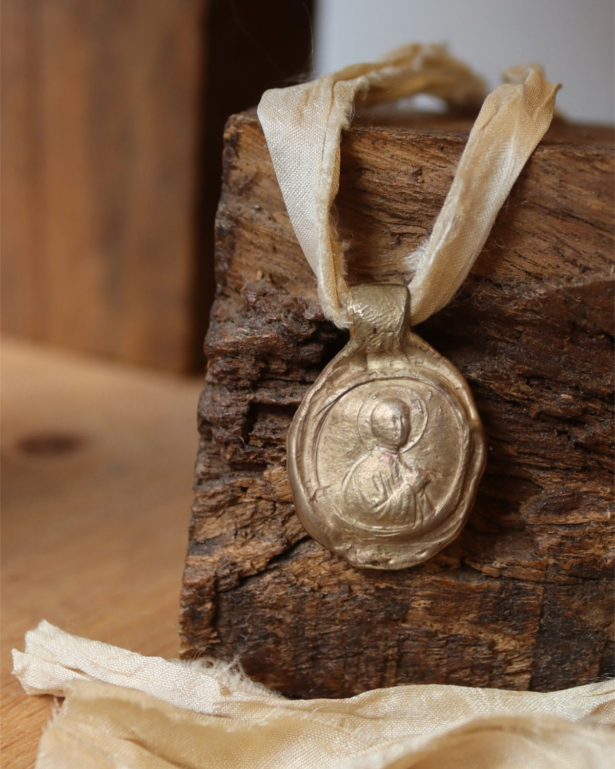 Medalla rústica de Santa Gema en latón. Hecha artesanalmente en España por Sandra Bellew.