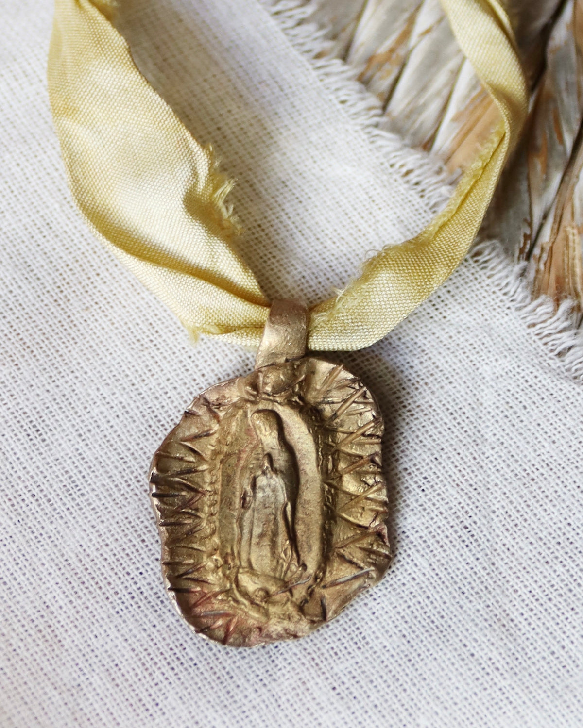 Virgen Guadalupana Colgante - Latón dorado
