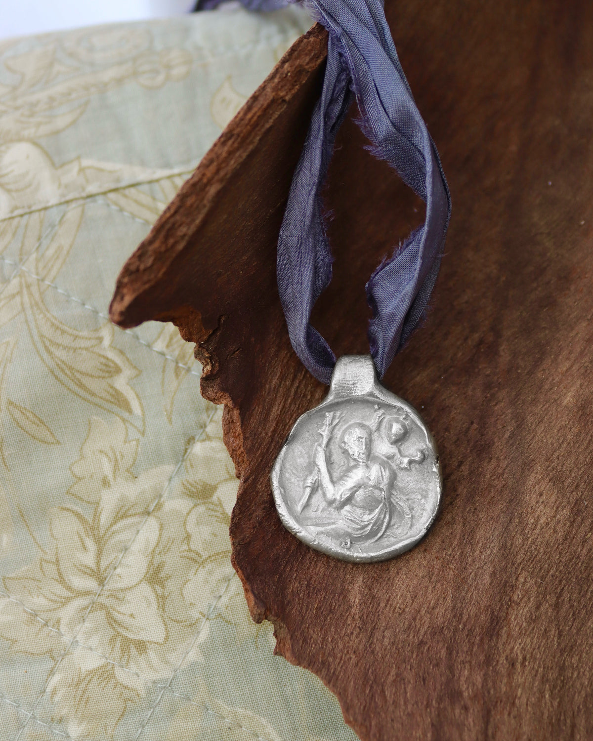 Medalla rústica de San Cristóbal en plata. Hecha artesanalmente en España por Sandra Bellew.