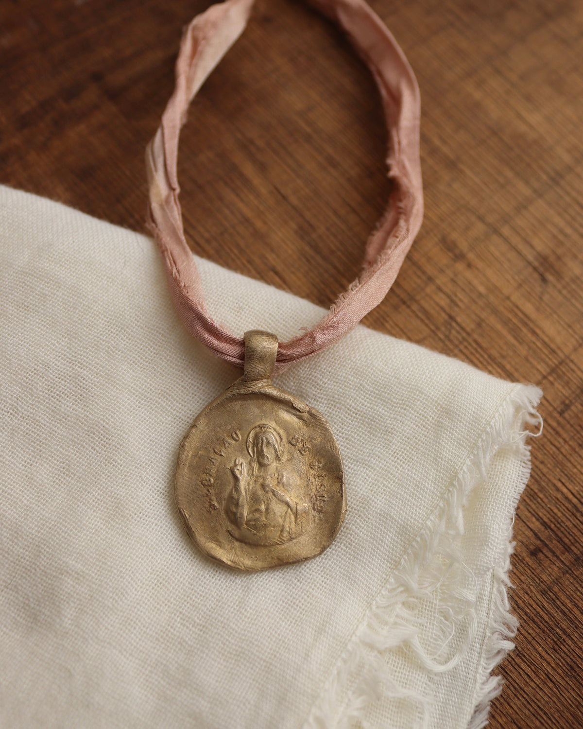 Medalla rústica del Cristo de la Misericordia en latón. Hecha artesanalmente en España por Sandra Bellew.