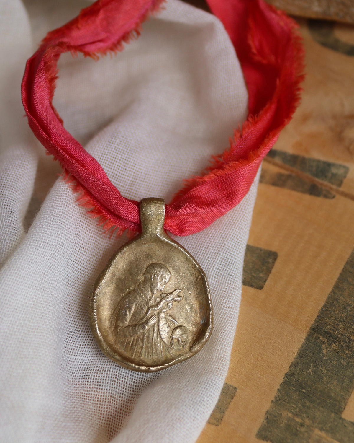 Medalla rústica de San Luis en latón. Hecha artesanalmente en España por Sandra Bellew.