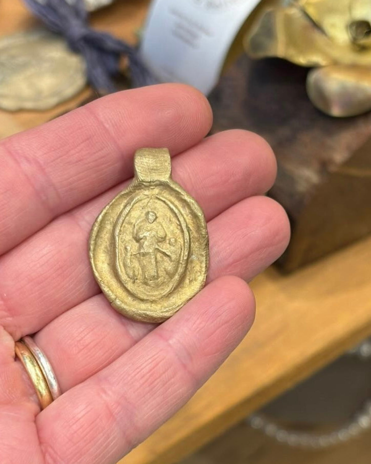 Medalla rústica de la Virgen Desatanudos en latón. Hecha artesanalmente en España por Sandra Bellew.