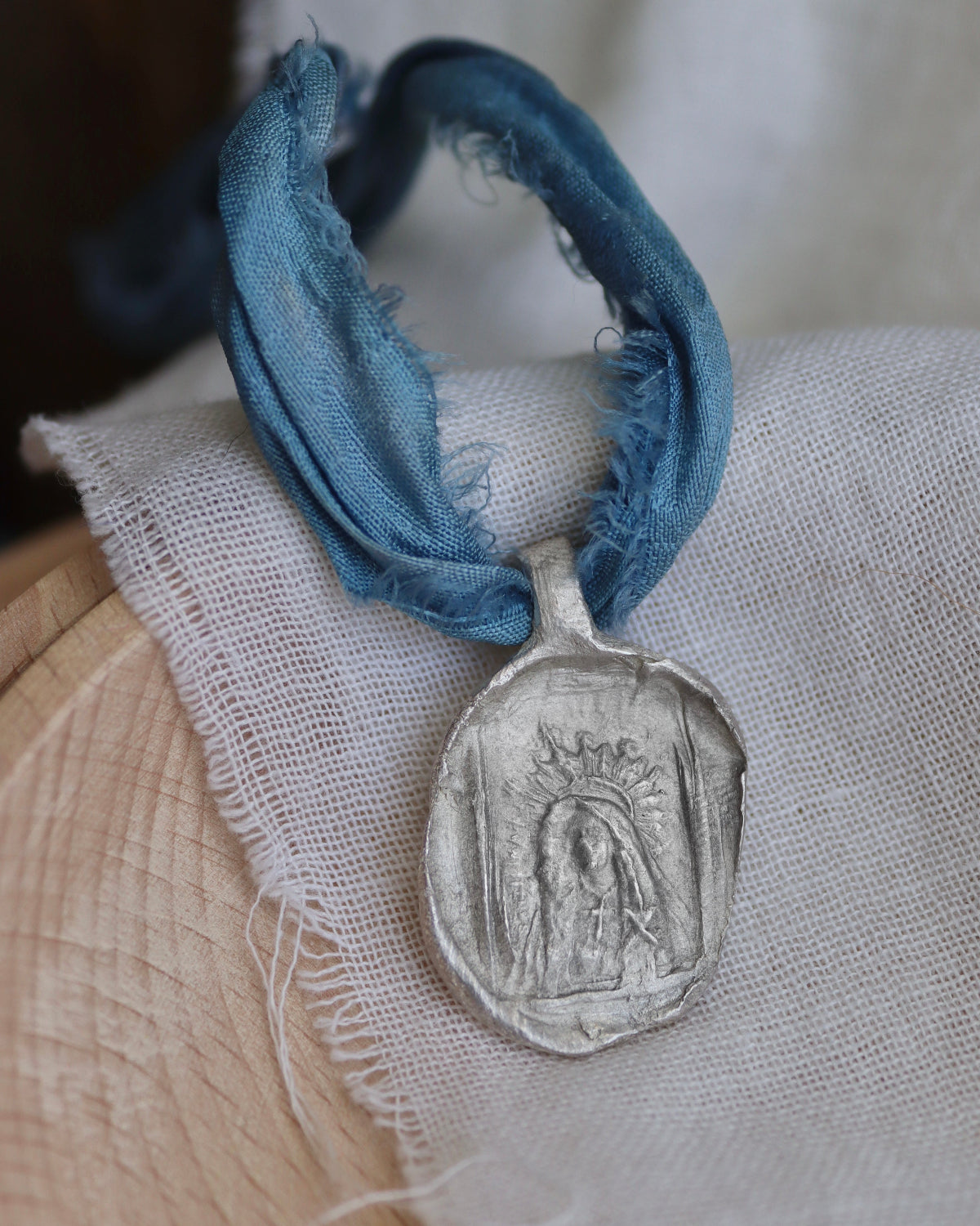 Medalla de la Virgen Dolorosa en plata. Hecha artesanalmente por Sandra Bellew.
