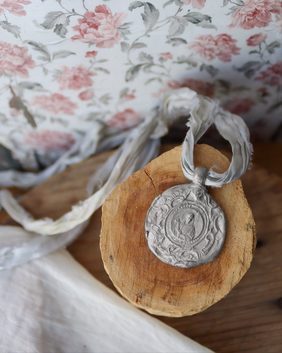 Medalla rústica de Santa Elena en plata. Hecha artesanalmente en España por Sandra Bellew.