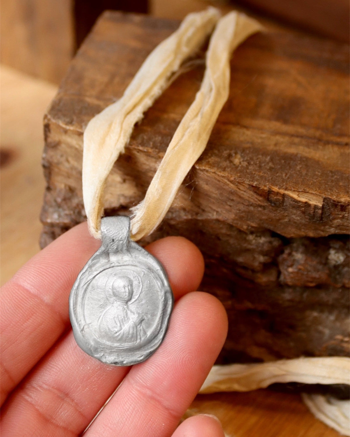 Medalla rústica de Santa Gema en plata. Hecha artesanalmente en España por Sandra Bellew.