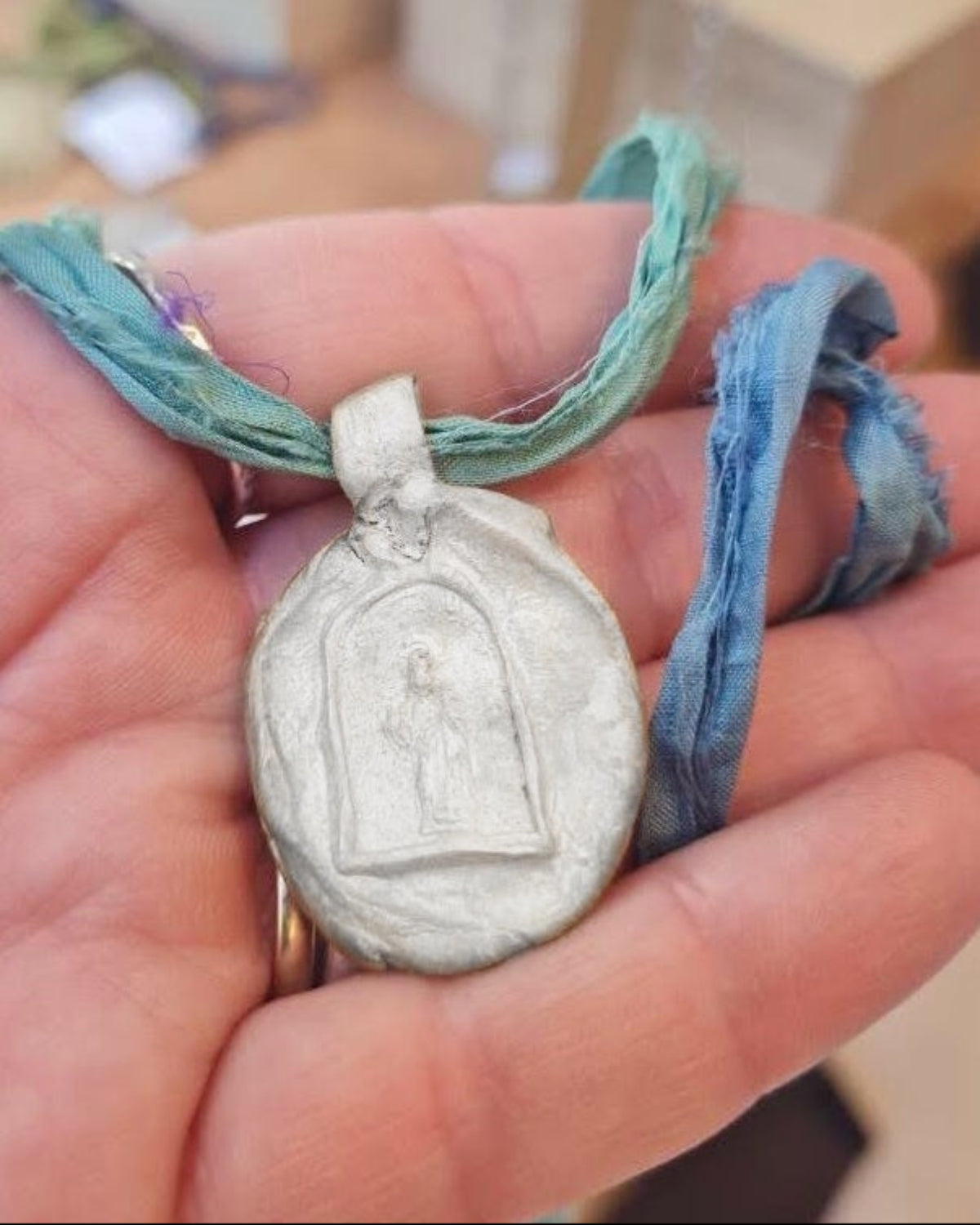 Medalla rústica de Santa Marta en plata. Hecha artesanalmente en España por Sandra Bellew.