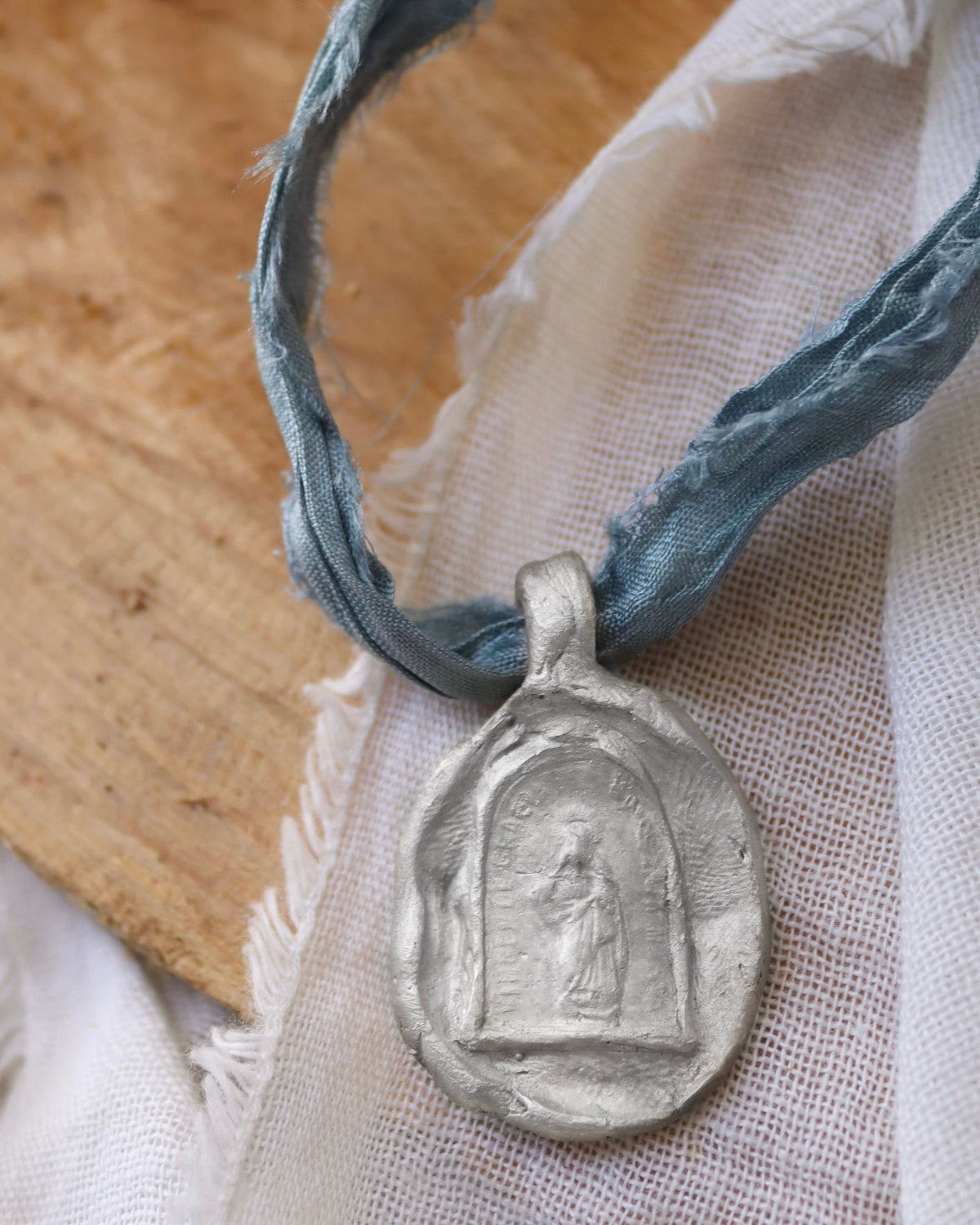 Medalla rústica de Santa Marta en plata. Hecha artesanalmente en España por Sandra Bellew.