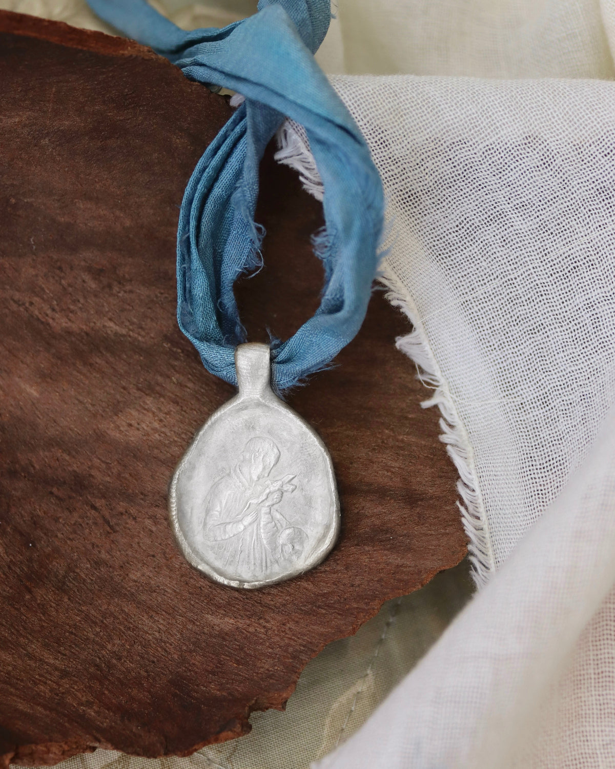 Medalla rústica de San Luis en plata. Hecha artesanalmente en España por Sandra Bellew.