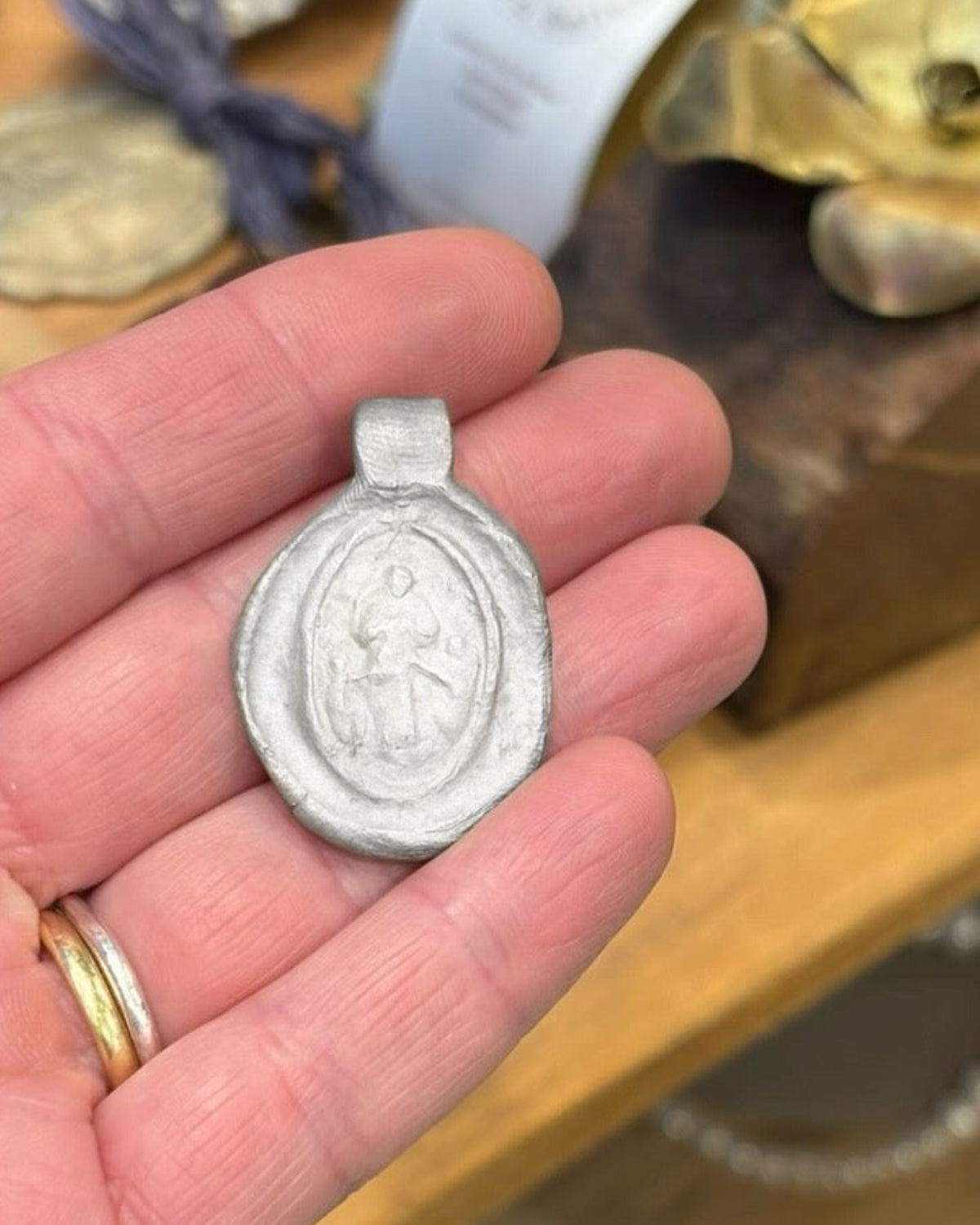 Medalla rústica de la Virgen Desatanudos en plata. Hecha artesanalmente en España por Sandra Bellew.