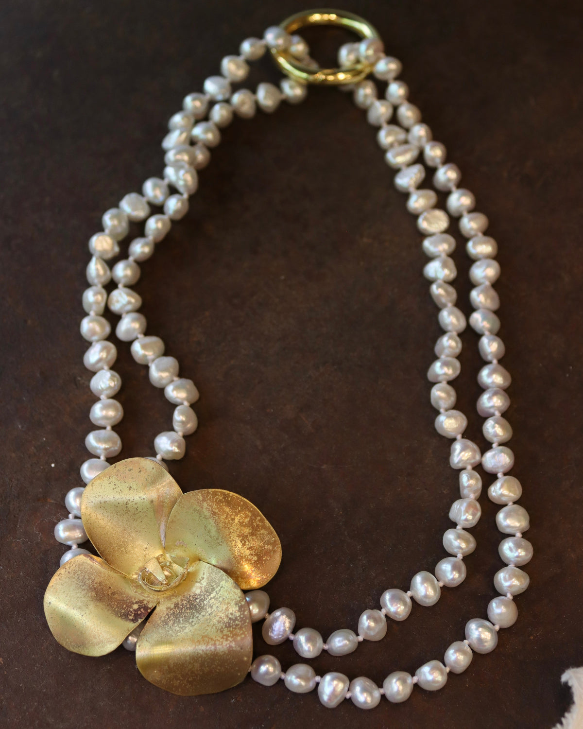 Collar de Perlas Blancas con Flor