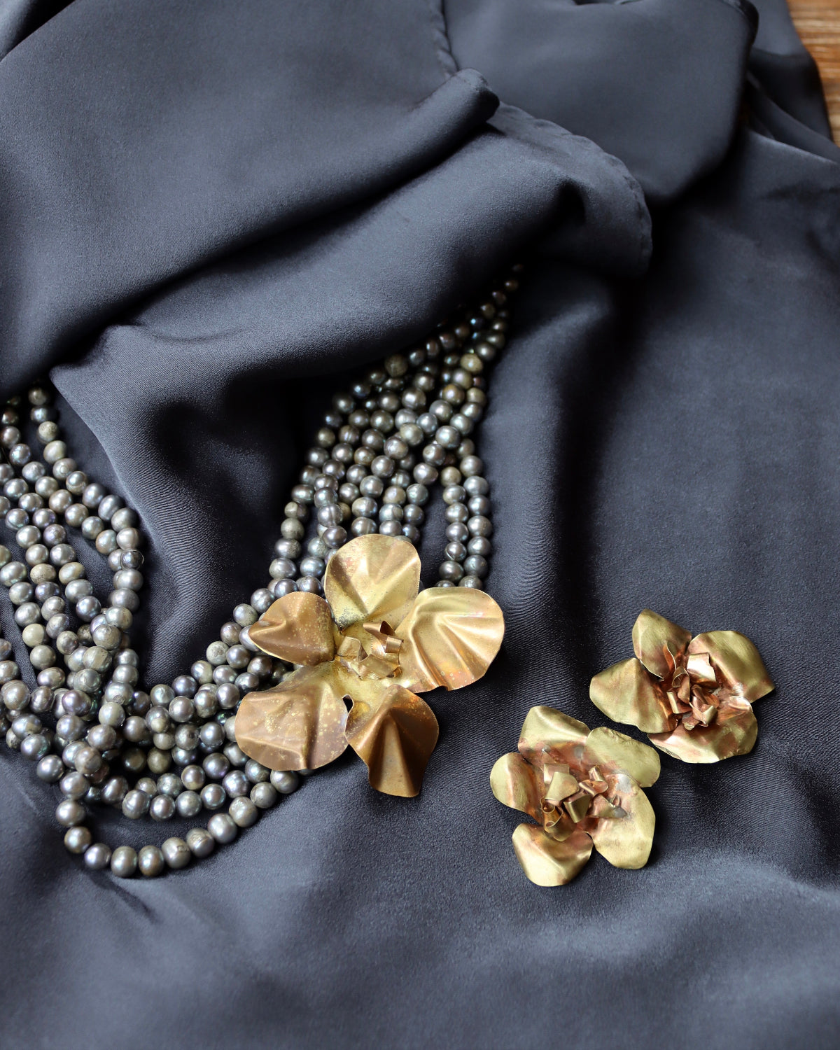 Collar de Perlas Grises con Flor