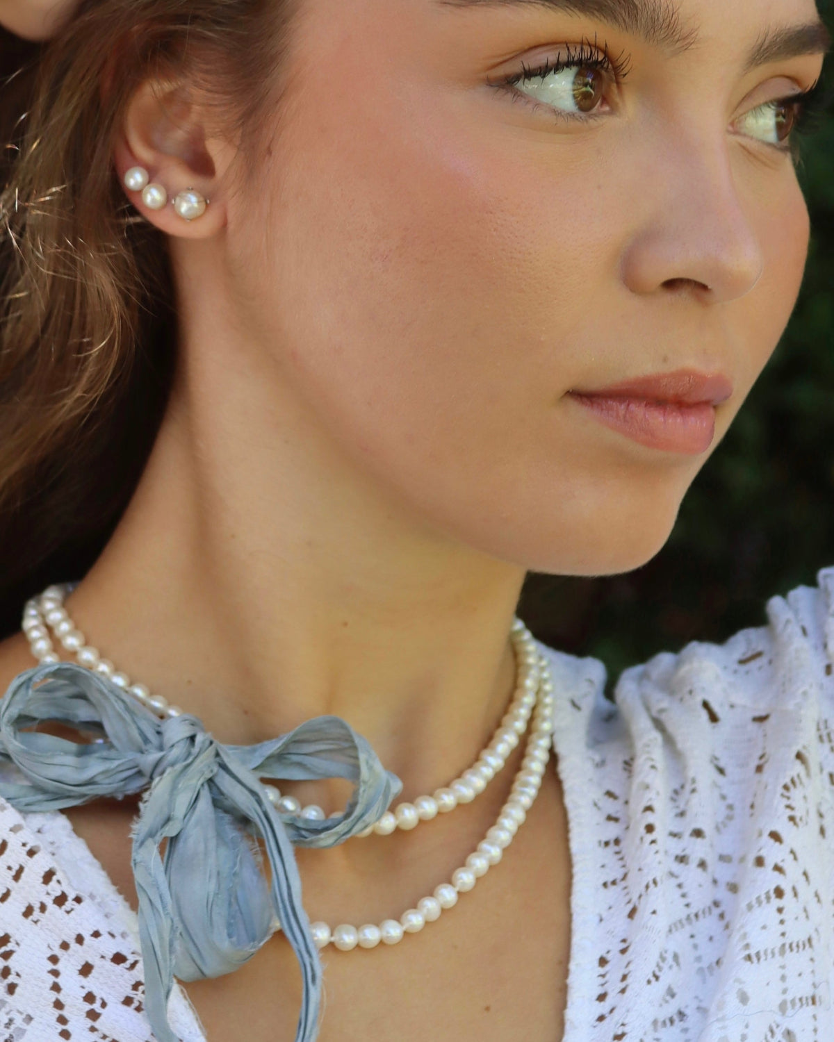 Collar de perlas blancas con cinta de seda