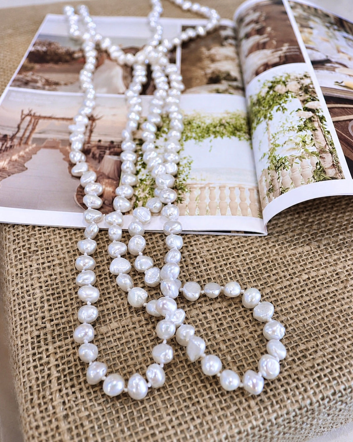 Collar de perlas blancas con cinta de seda