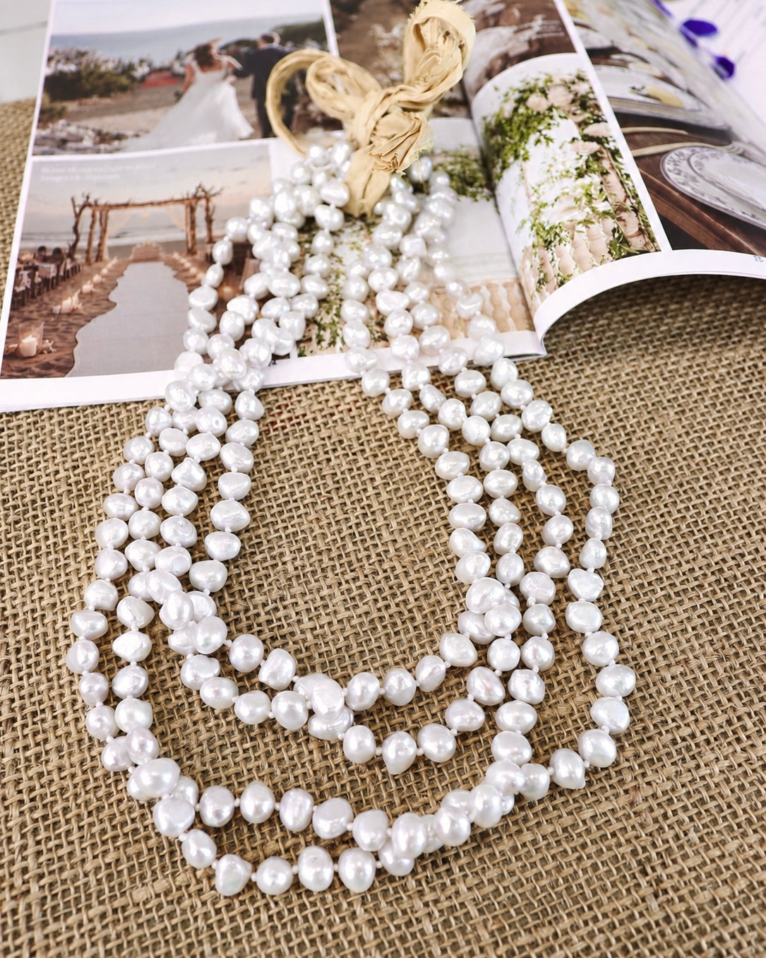 Collar de perlas blancas con cinta de seda