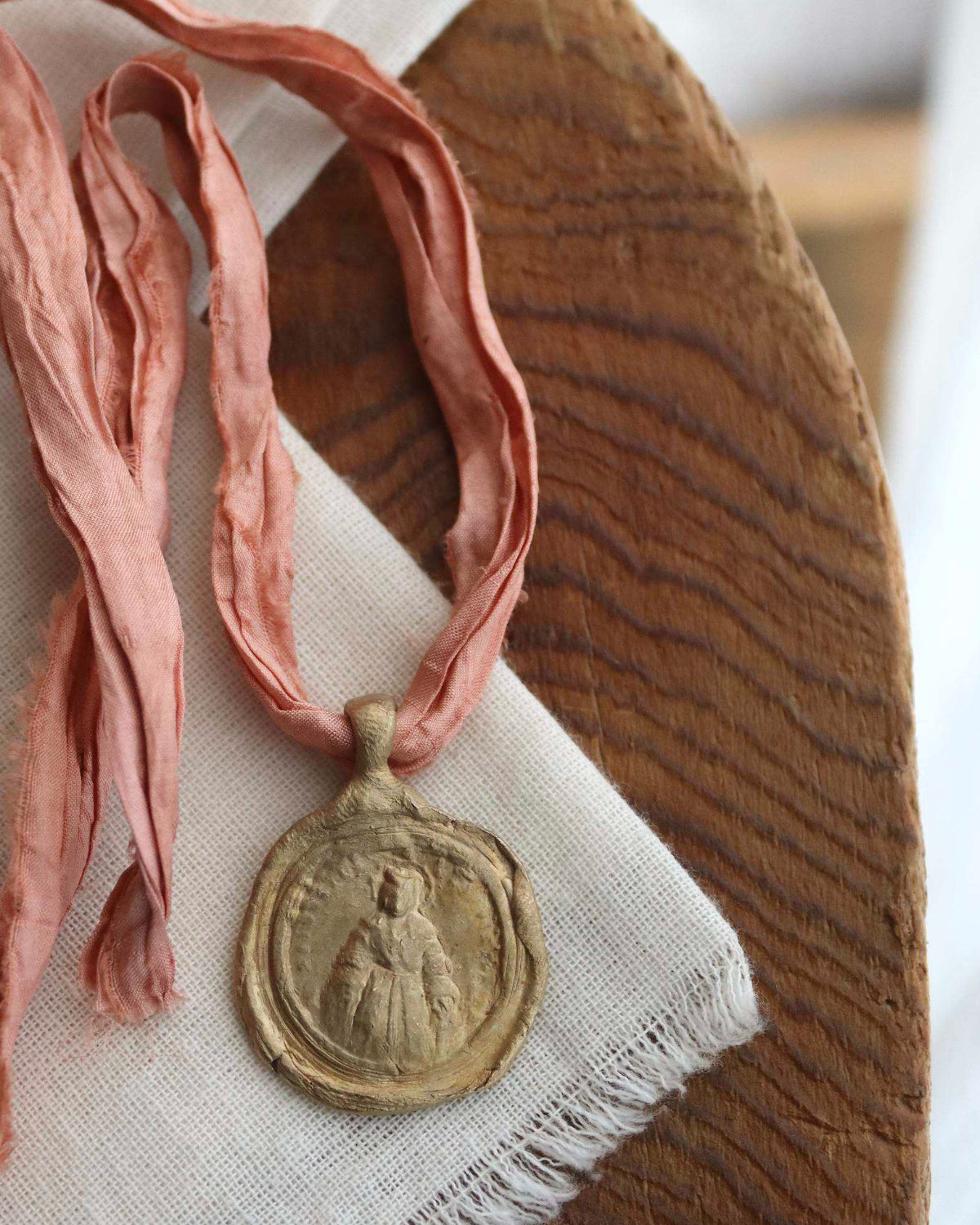 Medalla rústica de la Virgen de la Victoria en latón. Hecha artesanalmente en España por Sandra Bellew.