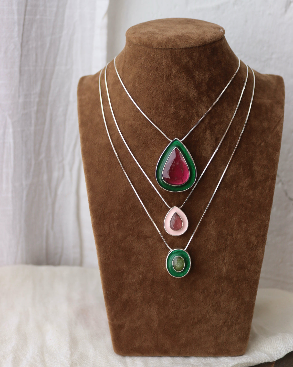Colgante Rubelita con esmalte rosa - Pieza única