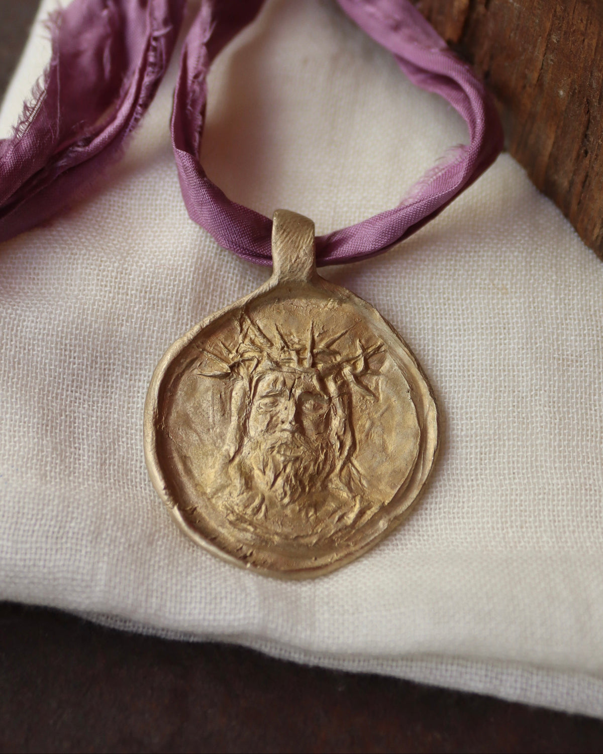 Cristo Colgante - Latón dorado