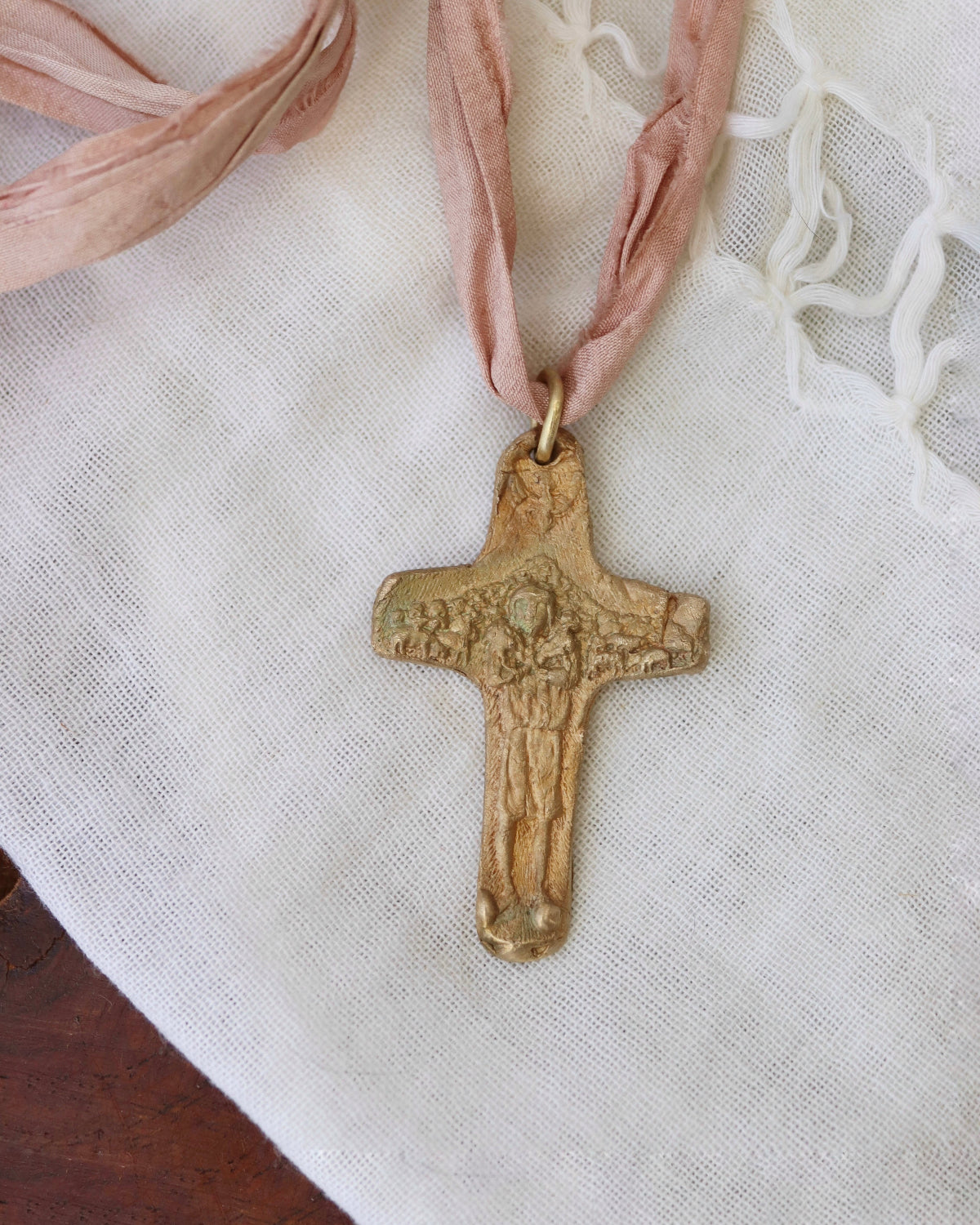 Cruz del Papa Francisco Colgante - Latón dorado