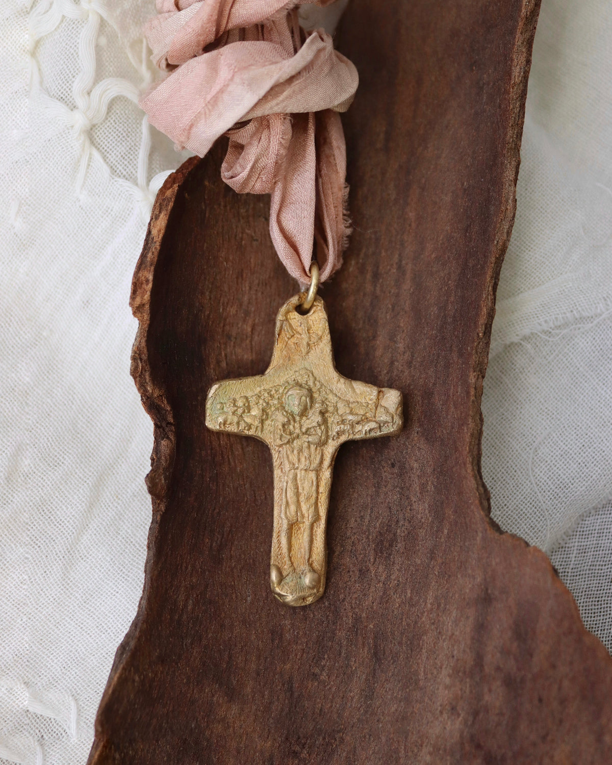 Cruz del Papa Francisco Colgante - Latón dorado