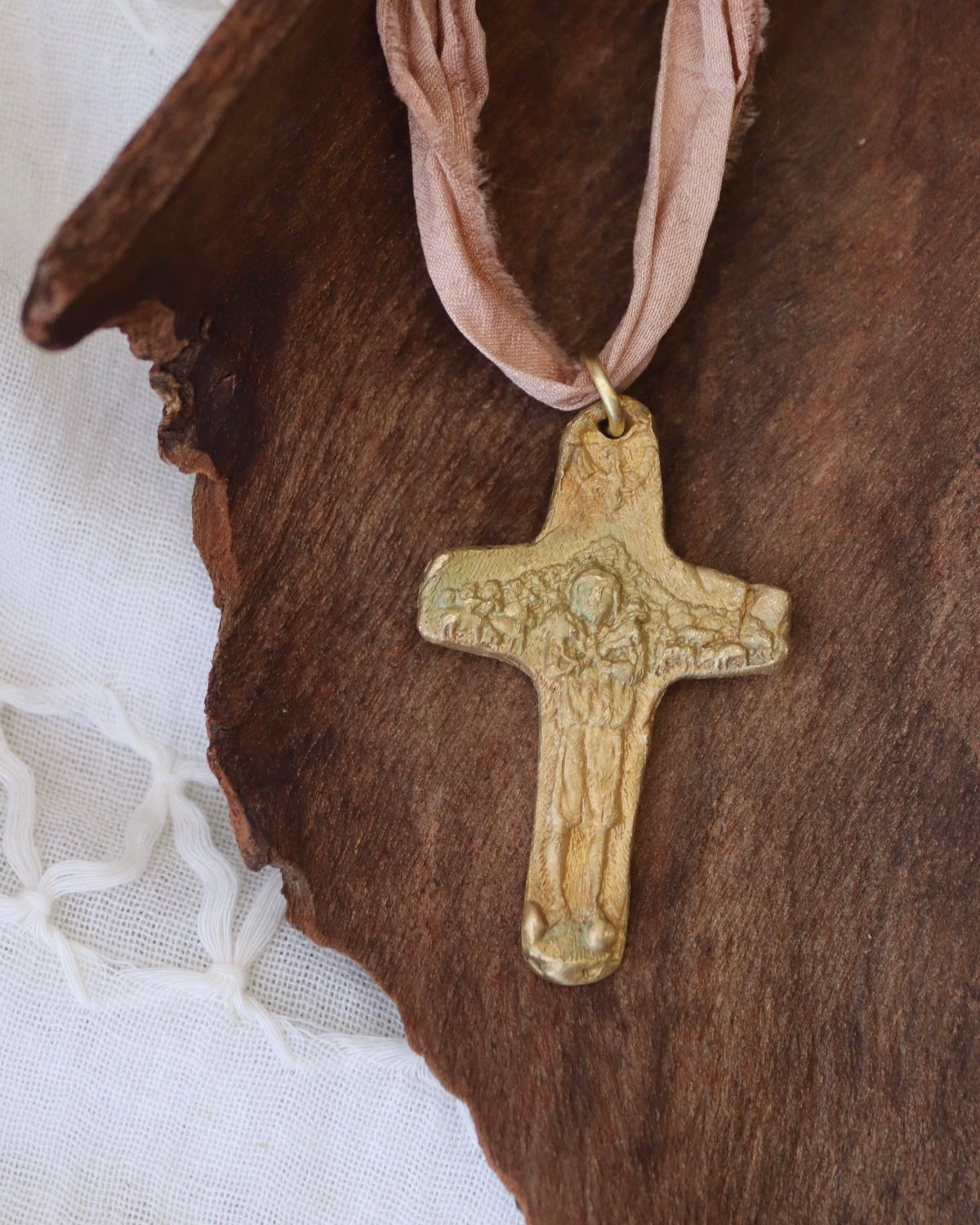Cruz del Papa Francisco Colgante - Latón dorado