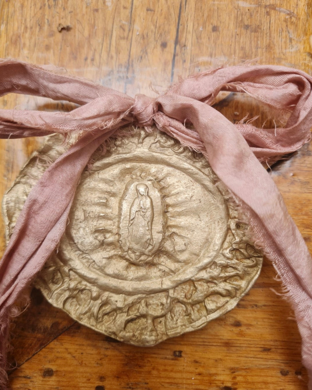 Virgen Guadalupana Cuna - Latón dorado