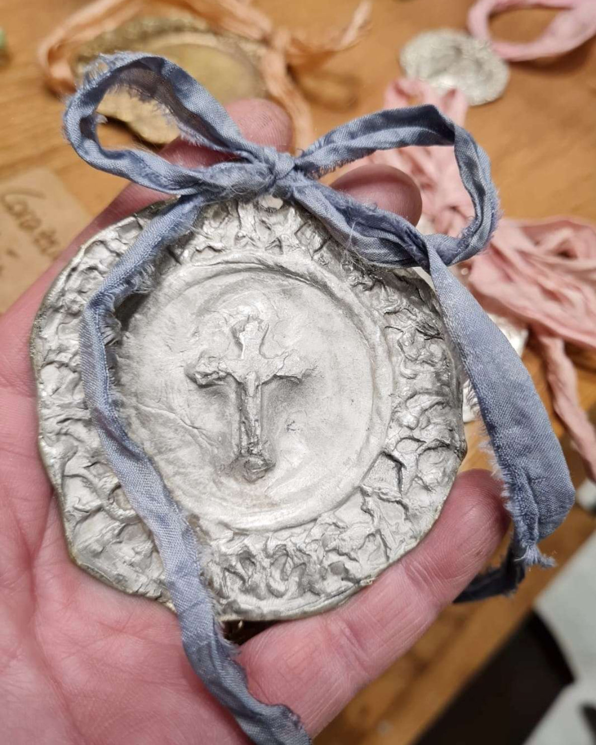 Cruz Repujada Cuna - Plata