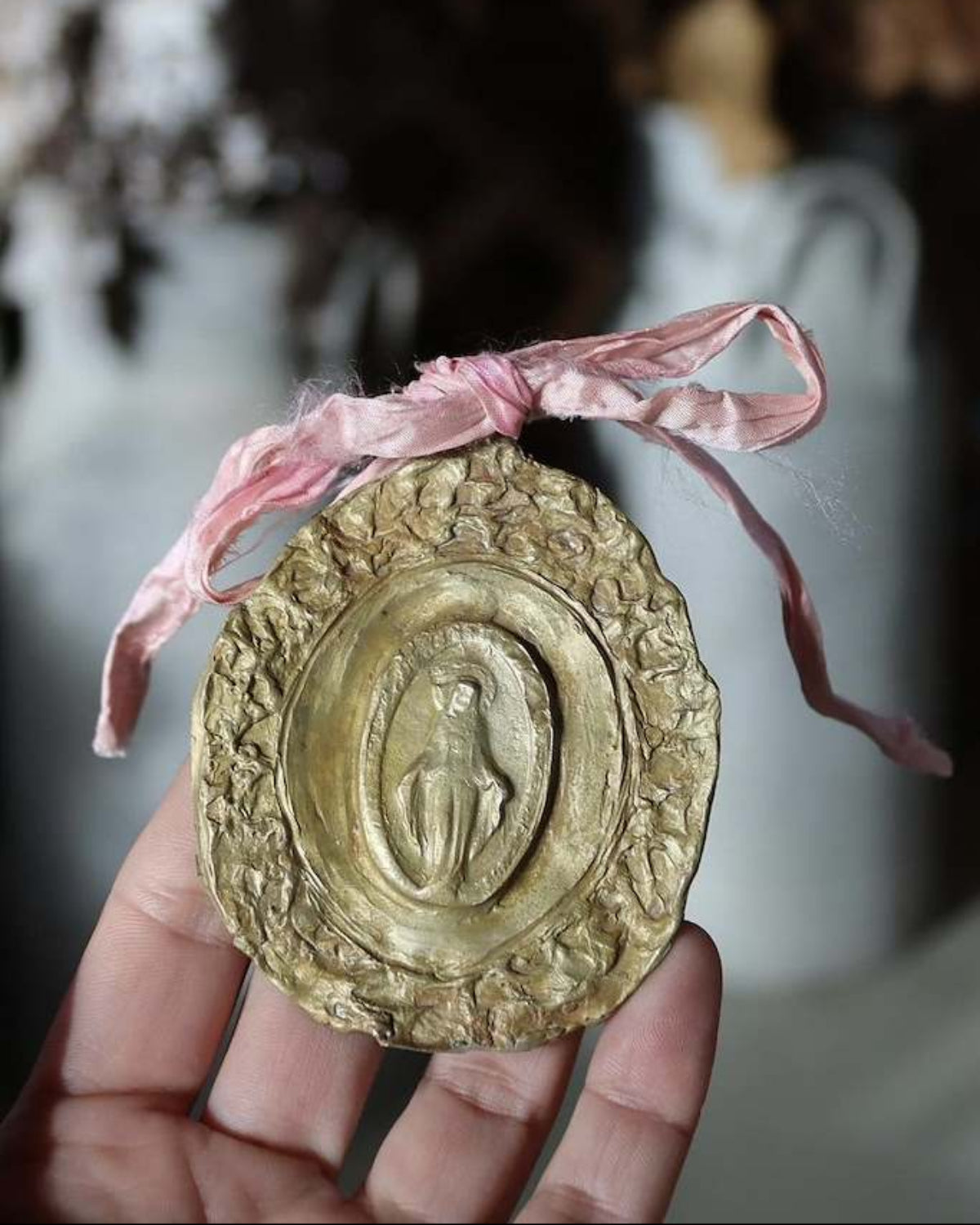Medalla rústica de la Virgen Milagrosa en latón para cuna. Hecha artesanalmente en España por Sandra Bellew.