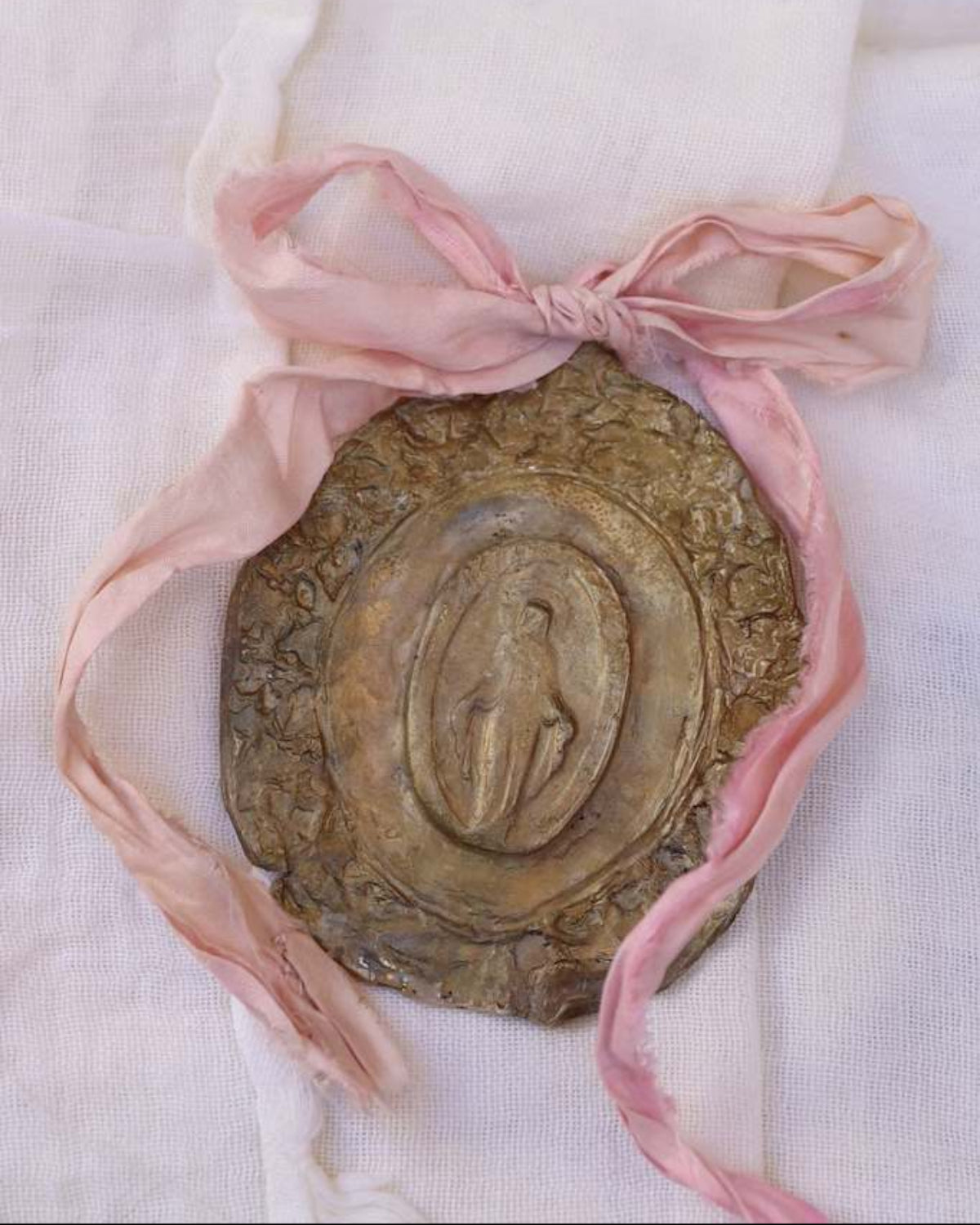 Medalla rústica de la Virgen Milagrosa en latón para cuna. Hecha artesanalmente en España por Sandra Bellew.