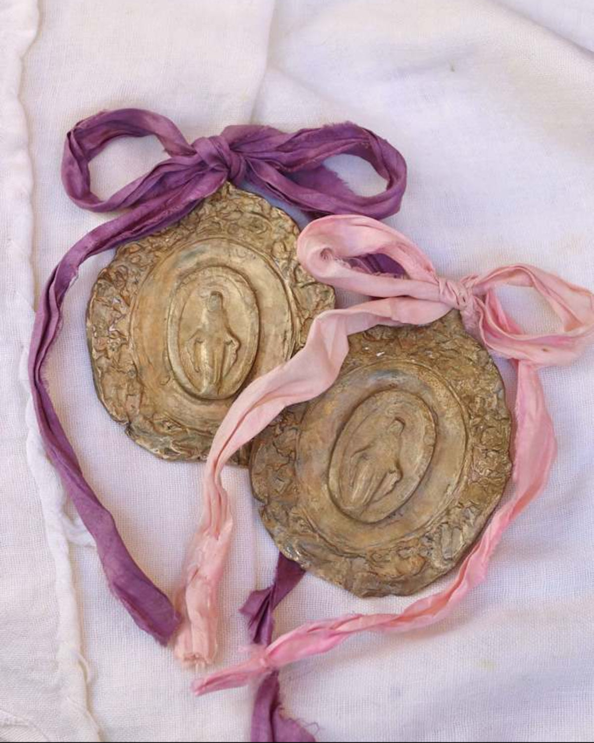 Medalla rústica de la Virgen Milagrosa en latón para cuna. Hecha artesanalmente en España por Sandra Bellew.
