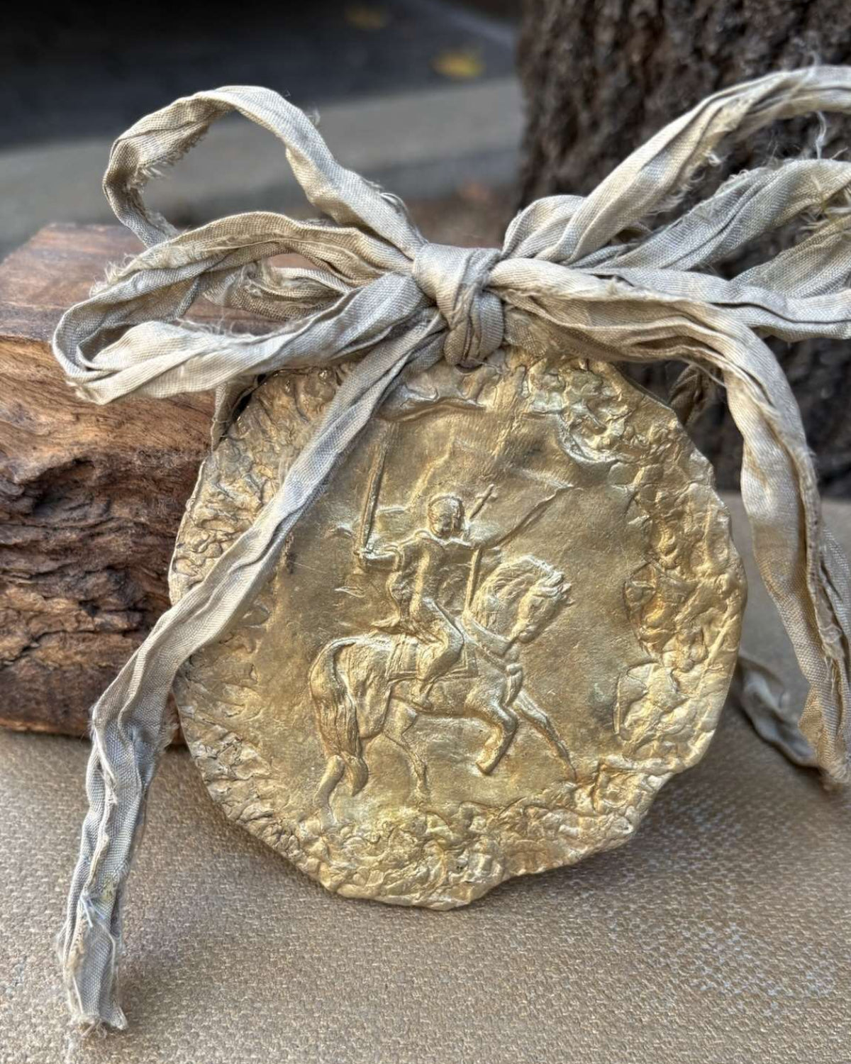 Medalla rústica de Santiago Apóstol Caballero para cuna en latón. Hecha artesanalmente en España por Sandra Bellew