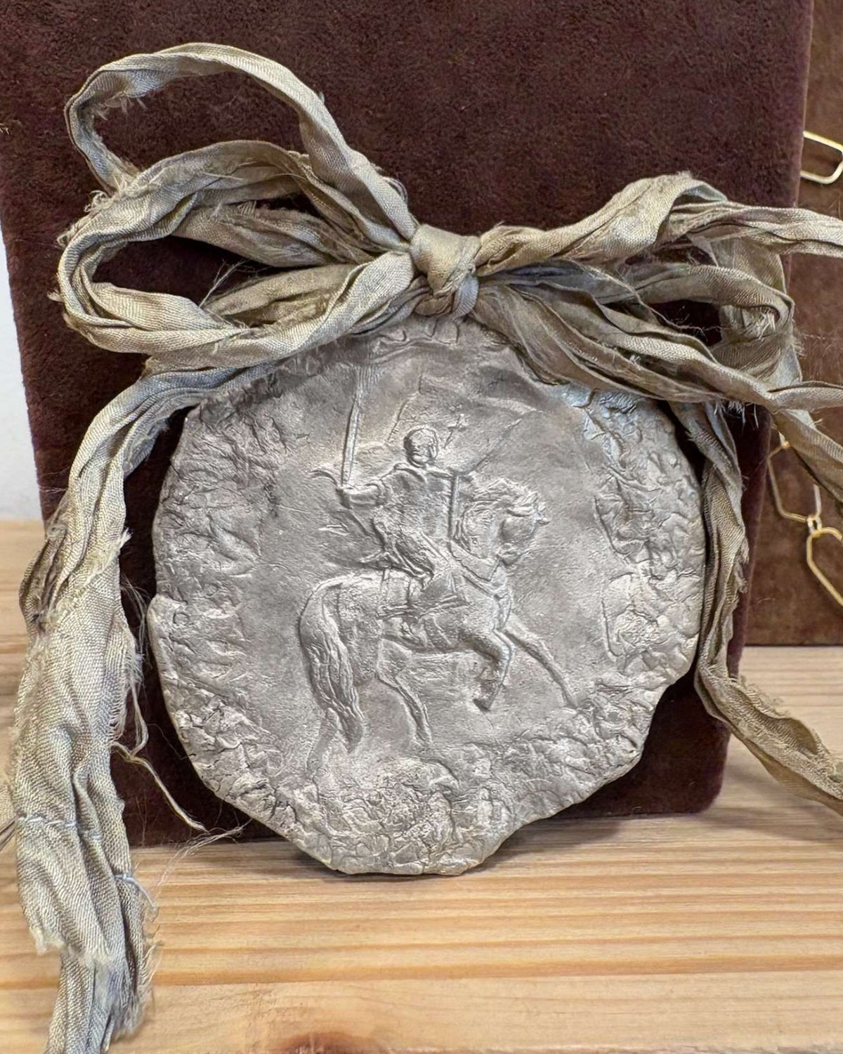 Medalla rústica de Santiago Apóstol Caballero para cuna en plata. Hecha artesanalmente en España por Sandra Bellew