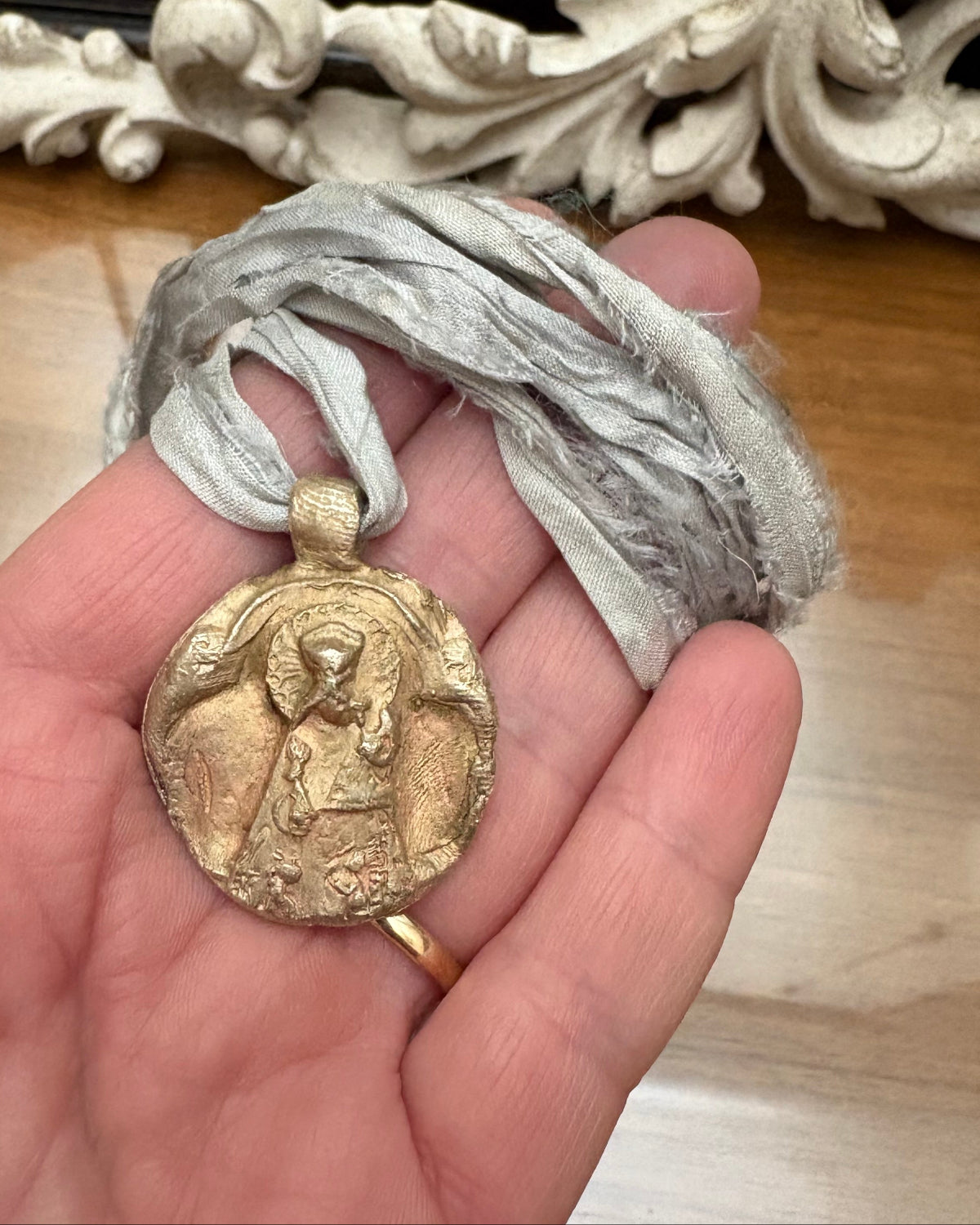 Virgen de los Desamparados Colgante - Latón dorado